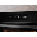 AKZM8420NB духова шафа Whirlpool з гідролітичним очищенням